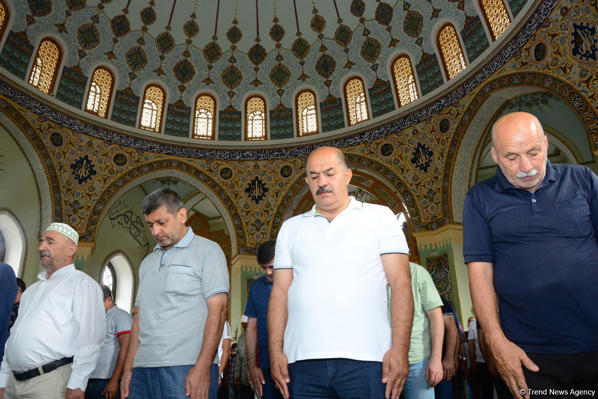 Azərbaycan məscidlərində bayram namazı qılınıb (FOTO)