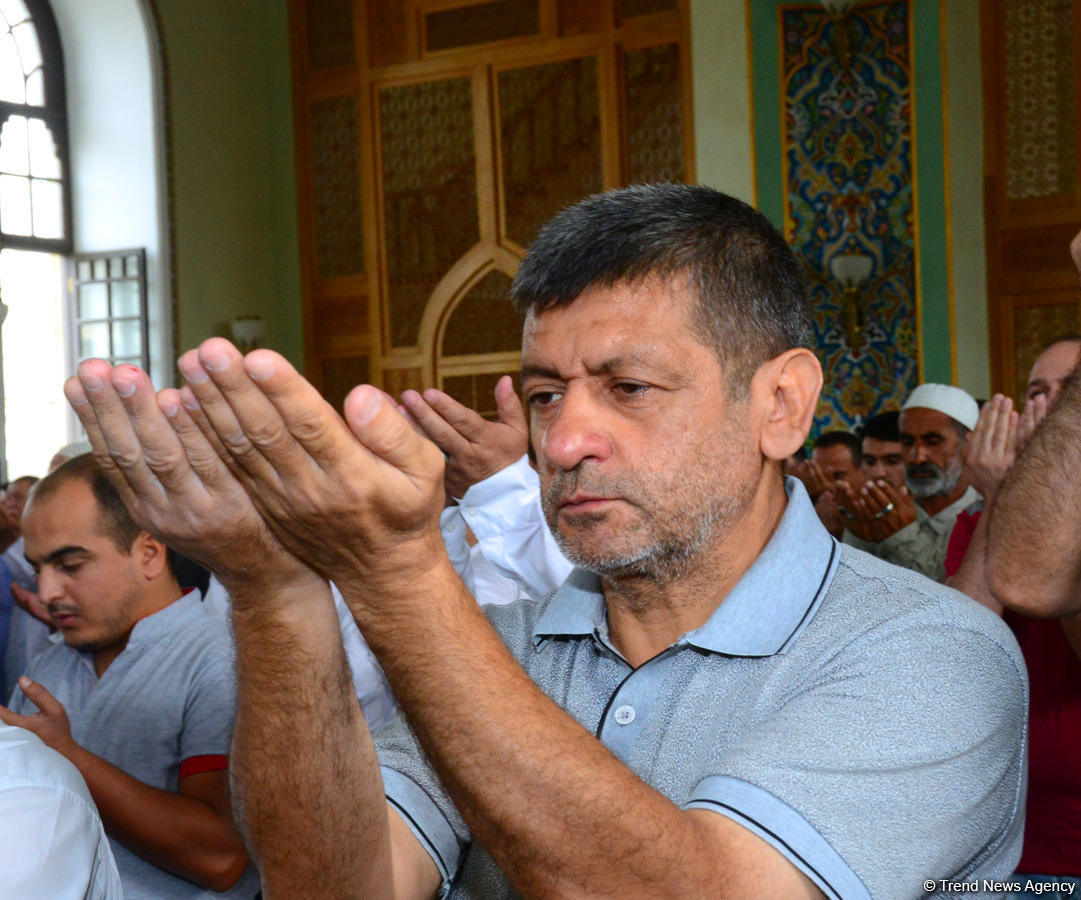 Azərbaycan məscidlərində bayram namazı qılınıb (FOTO)