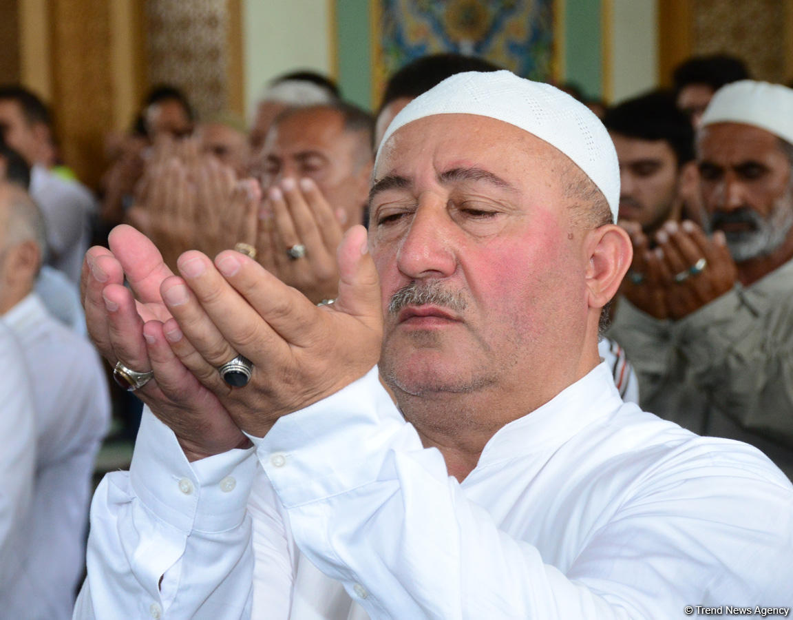 Azərbaycan məscidlərində bayram namazı qılınıb (FOTO)