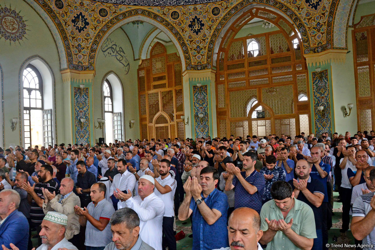 Azərbaycan məscidlərində bayram namazı qılınıb (FOTO)