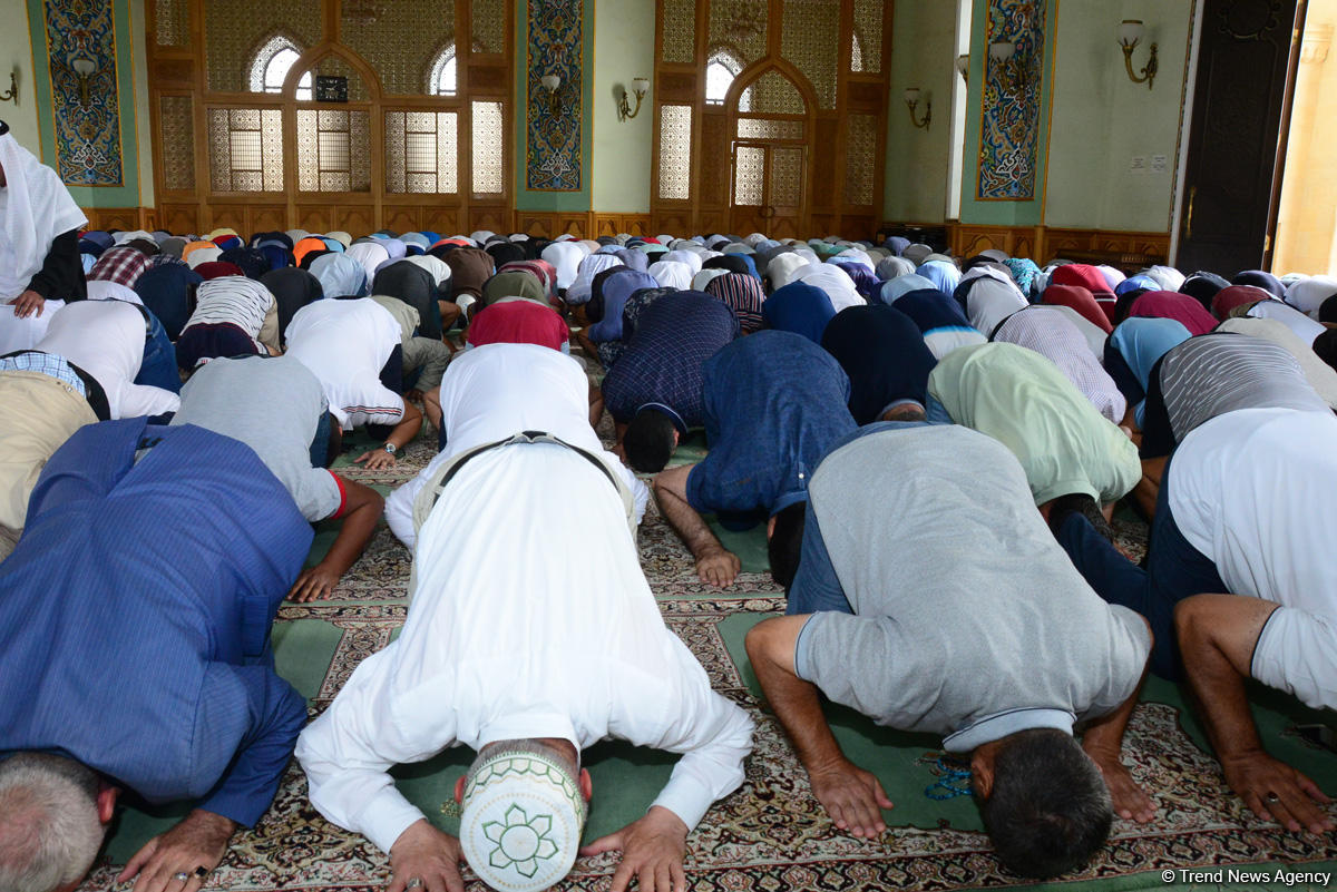 Azərbaycan məscidlərində bayram namazı qılınıb (FOTO)