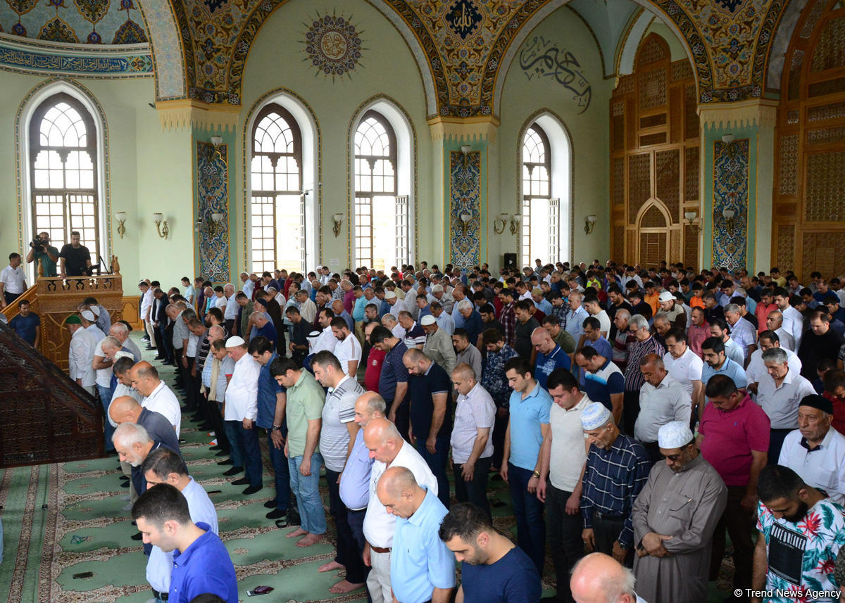 Azərbaycan məscidlərində bayram namazı qılınıb (FOTO)