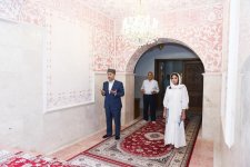 Bibiheybət ziyarətgahında Azərbaycanın Birinci vitse-prezidentinə Qurani-Kərim hədiyyə olunub (FOTO)