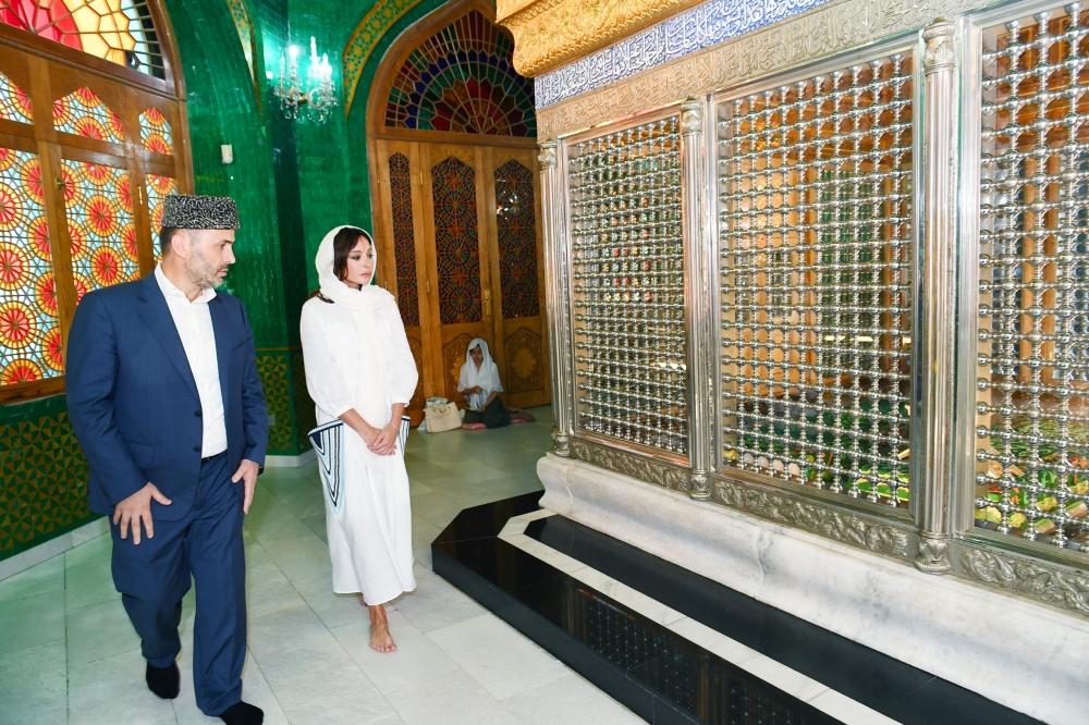 Bibiheybət ziyarətgahında Azərbaycanın Birinci vitse-prezidentinə Qurani-Kərim hədiyyə olunub (FOTO)