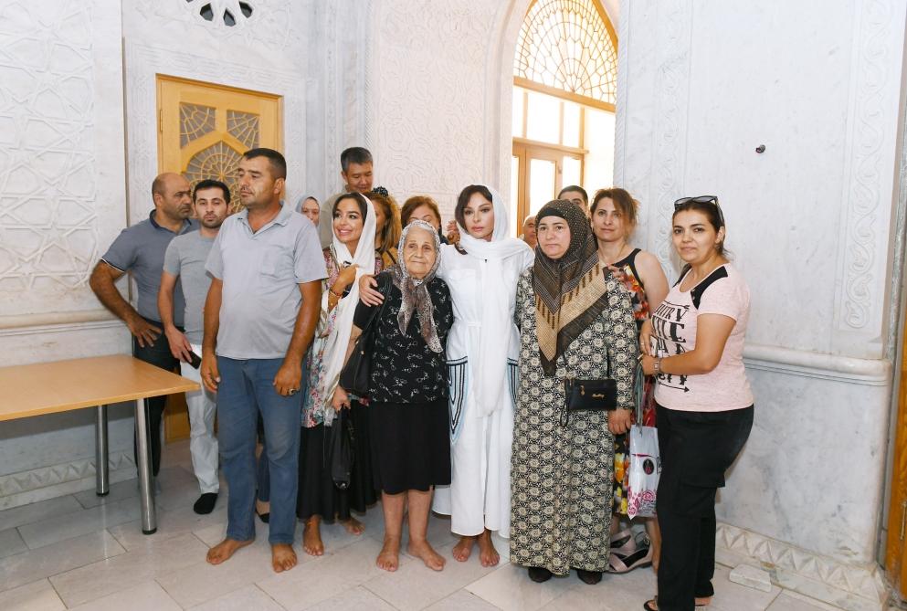Bibiheybət ziyarətgahında Azərbaycanın Birinci vitse-prezidentinə Qurani-Kərim hədiyyə olunub (FOTO)