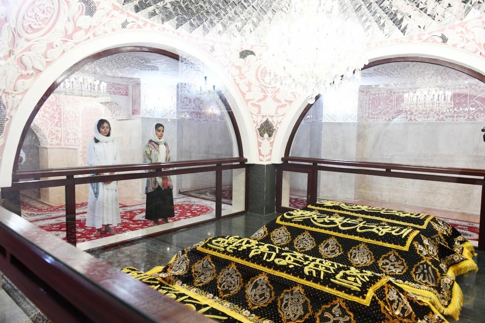 Bibiheybət ziyarətgahında Azərbaycanın Birinci vitse-prezidentinə Qurani-Kərim hədiyyə olunub (FOTO)