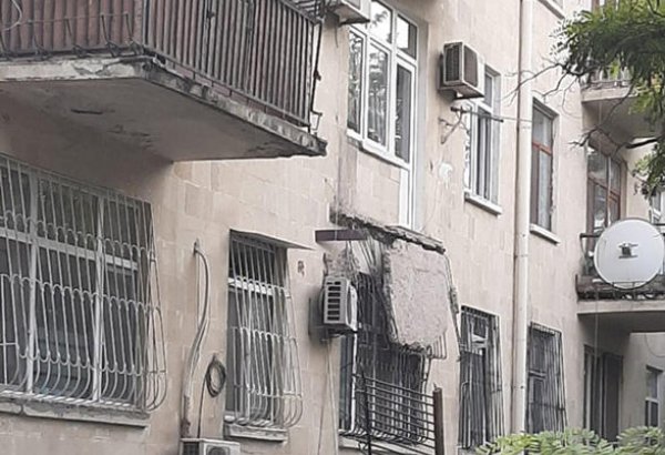 Bakıda binanın eyvanı uçdu (FOTO)