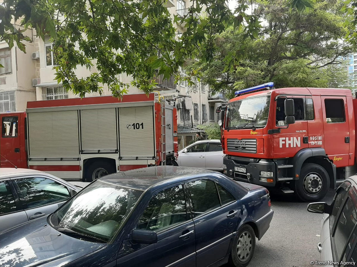 Bakıda binanın eyvanı uçdu (FOTO)