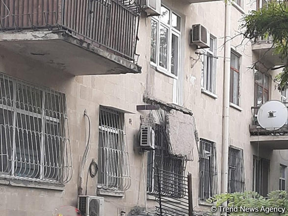 Bakıda binanın eyvanı uçdu (FOTO)