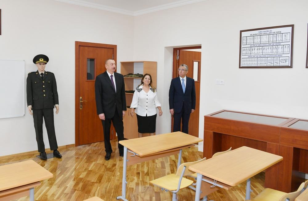 Prezident İlham Əliyev Suraxanı rayonundakı 101 nömrəli məktəbin əsaslı təmir və yenidənqurmadan sonrakı vəziyyəti ilə tanış olub (YENİLƏNİB) (FOTO)