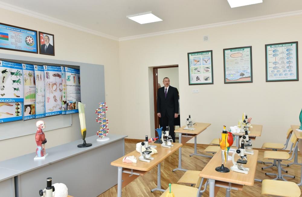 Prezident İlham Əliyev Suraxanı rayonundakı 101 nömrəli məktəbin əsaslı təmir və yenidənqurmadan sonrakı vəziyyəti ilə tanış olub (YENİLƏNİB) (FOTO)