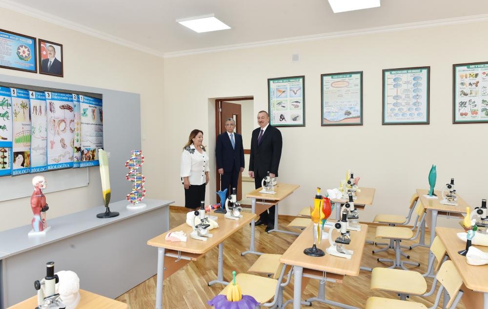 Prezident İlham Əliyev Suraxanı rayonundakı 101 nömrəli məktəbin əsaslı təmir və yenidənqurmadan sonrakı vəziyyəti ilə tanış olub (YENİLƏNİB) (FOTO)