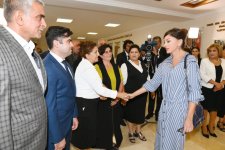 Birinci vitse-prezident Mehriban Əliyeva Kürdəxanıda 113 nömrəli məktəbdə yenidənqurmadan sonra yaradılan şəraitlə tanış olub (FOTO) (YENİLƏNİB)