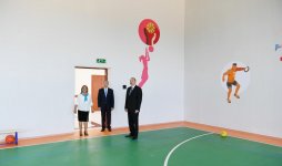 Prezident İlham Əliyev Suraxanı rayonunda əsaslı şəkildə yenidən qurulan 208 nömrəli məktəbdə yaradılan şəraitlə tanış olub (FOTO) (YENİLƏNİB)