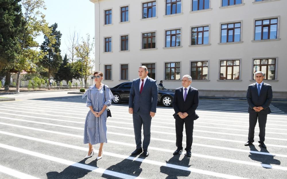 Birinci vitse-prezident Mehriban Əliyeva Kürdəxanıda 113 nömrəli məktəbdə yenidənqurmadan sonra yaradılan şəraitlə tanış olub (FOTO) (YENİLƏNİB)