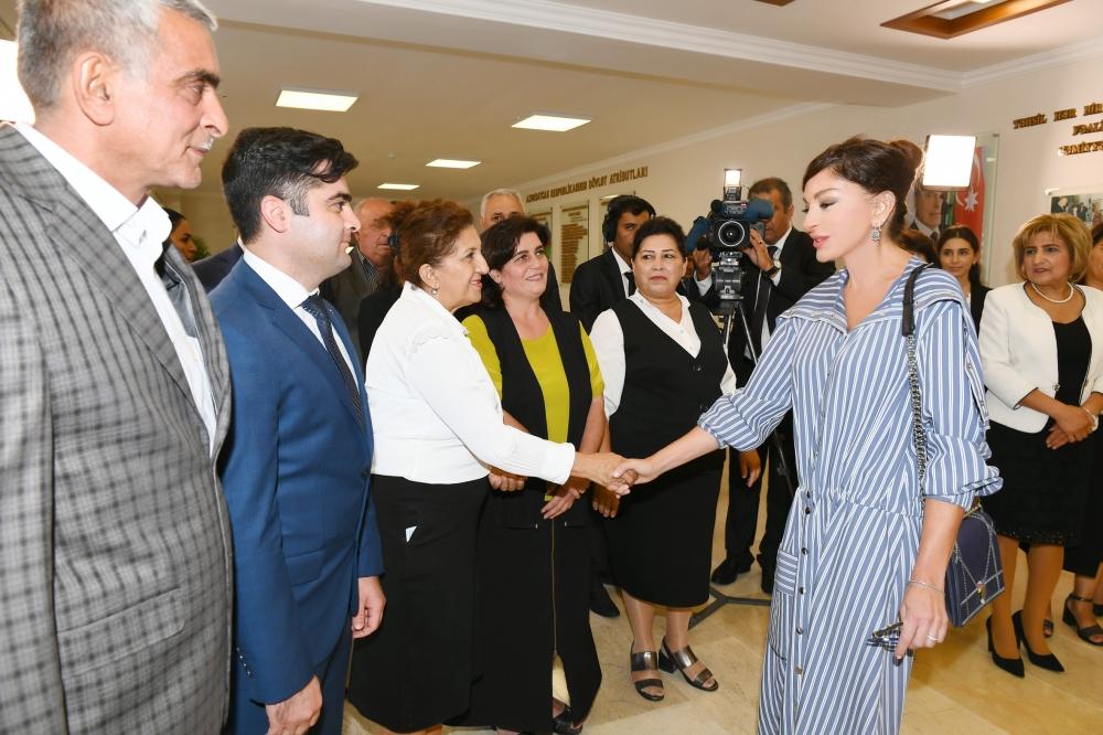 Birinci vitse-prezident Mehriban Əliyeva Kürdəxanıda 113 nömrəli məktəbdə yenidənqurmadan sonra yaradılan şəraitlə tanış olub (FOTO) (YENİLƏNİB)