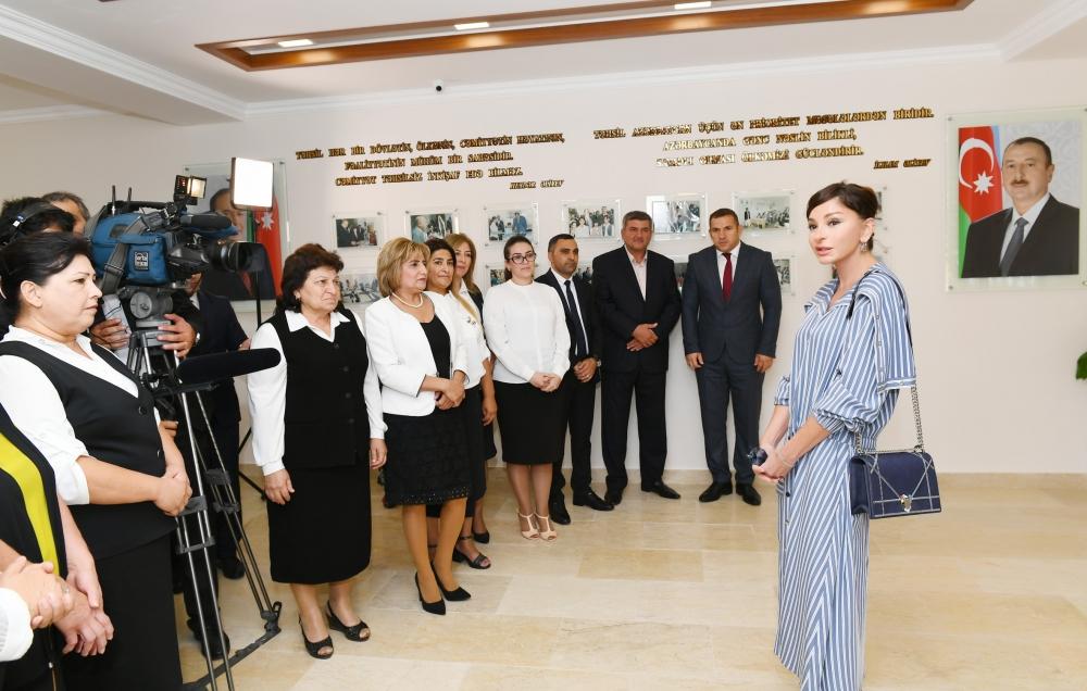 Birinci vitse-prezident Mehriban Əliyeva Kürdəxanıda 113 nömrəli məktəbdə yenidənqurmadan sonra yaradılan şəraitlə tanış olub (FOTO) (YENİLƏNİB)