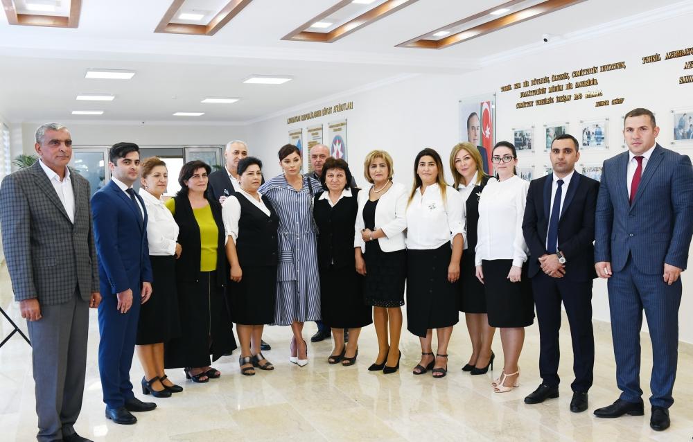 Birinci vitse-prezident Mehriban Əliyeva Kürdəxanıda 113 nömrəli məktəbdə yenidənqurmadan sonra yaradılan şəraitlə tanış olub (FOTO) (YENİLƏNİB)