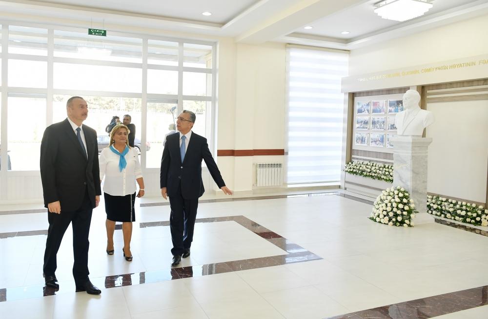Prezident İlham Əliyev Suraxanı rayonunda əsaslı şəkildə yenidən qurulan 208 nömrəli məktəbdə yaradılan şəraitlə tanış olub (FOTO) (YENİLƏNİB)