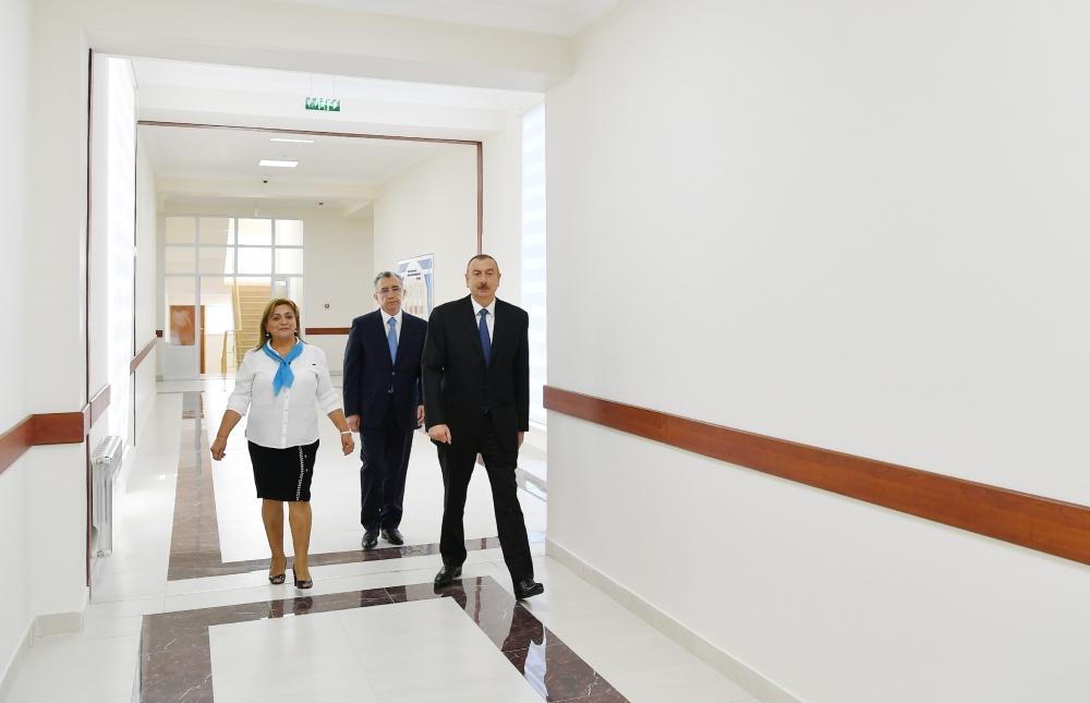 Prezident İlham Əliyev Suraxanı rayonunda əsaslı şəkildə yenidən qurulan 208 nömrəli məktəbdə yaradılan şəraitlə tanış olub (FOTO) (YENİLƏNİB)
