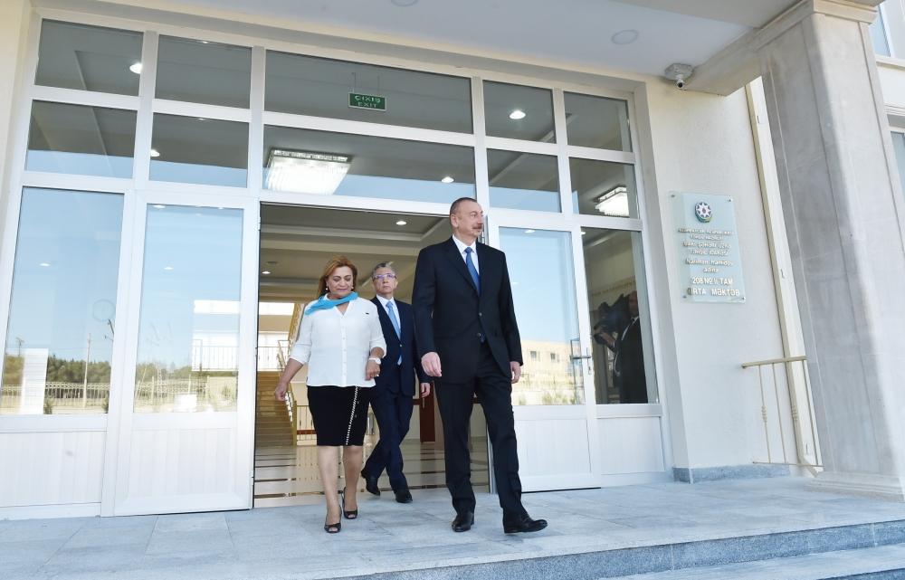 Prezident İlham Əliyev Suraxanı rayonunda əsaslı şəkildə yenidən qurulan 208 nömrəli məktəbdə yaradılan şəraitlə tanış olub (FOTO) (YENİLƏNİB)
