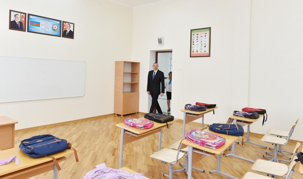 Prezident İlham Əliyev Suraxanı rayonunda əsaslı şəkildə yenidən qurulan 208 nömrəli məktəbdə yaradılan şəraitlə tanış olub (FOTO) (YENİLƏNİB)