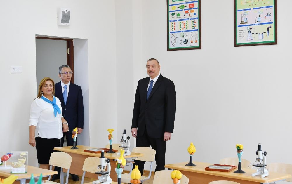 Prezident İlham Əliyev Suraxanı rayonunda əsaslı şəkildə yenidən qurulan 208 nömrəli məktəbdə yaradılan şəraitlə tanış olub (FOTO) (YENİLƏNİB)