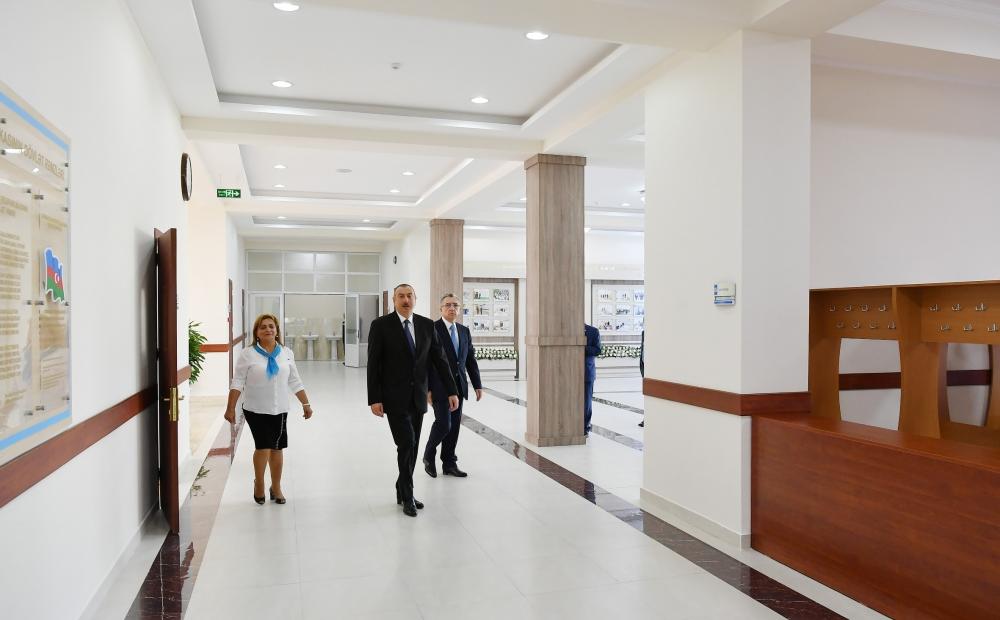 Prezident İlham Əliyev Suraxanı rayonunda əsaslı şəkildə yenidən qurulan 208 nömrəli məktəbdə yaradılan şəraitlə tanış olub (FOTO) (YENİLƏNİB)