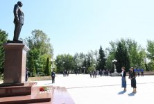 Birinci vitse-prezident Mehriban Əliyeva Şamaxıda ulu öndər Heydər Əliyevin abidəsini ziyarət  edib (FOTO) (YENİLƏNİB)