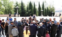 Birinci vitse-prezident Mehriban Əliyeva Şamaxıda ulu öndər Heydər Əliyevin abidəsini ziyarət  edib (FOTO) (YENİLƏNİB)