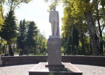 Birinci vitse-prezident Mehriban Əliyeva İsmayıllıda ulu öndər Heydər Əliyevin abidəsini ziyarət edib (FOTO) (YENİLƏNİB)