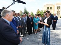 Birinci vitse-prezident Mehriban Əliyeva İsmayıllıda ulu öndər Heydər Əliyevin abidəsini ziyarət edib (FOTO) (YENİLƏNİB)