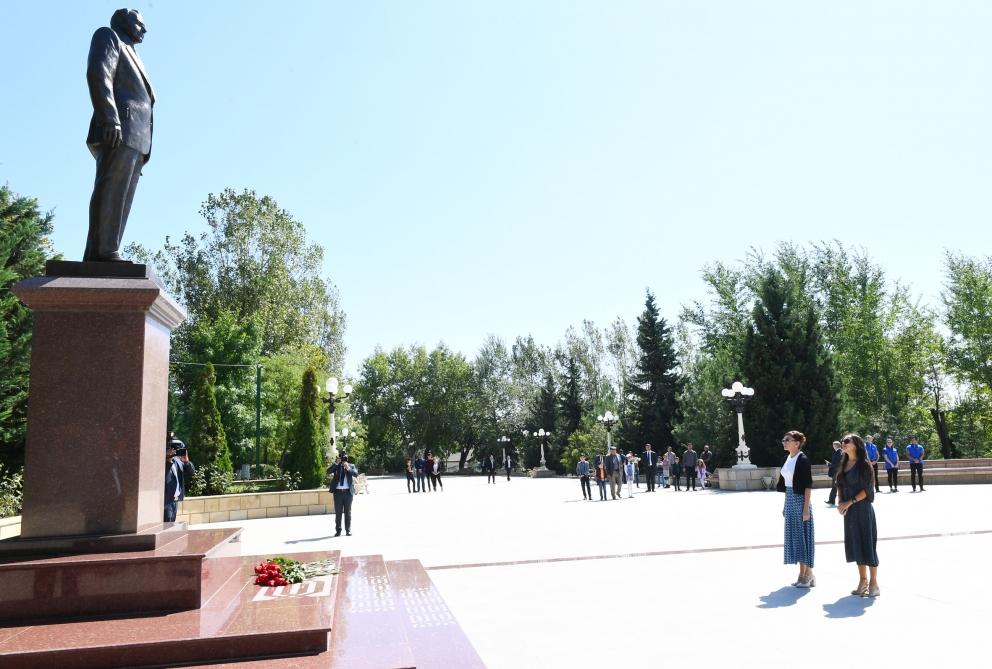 Birinci vitse-prezident Mehriban Əliyeva Şamaxıda ulu öndər Heydər Əliyevin abidəsini ziyarət  edib (FOTO) (YENİLƏNİB)