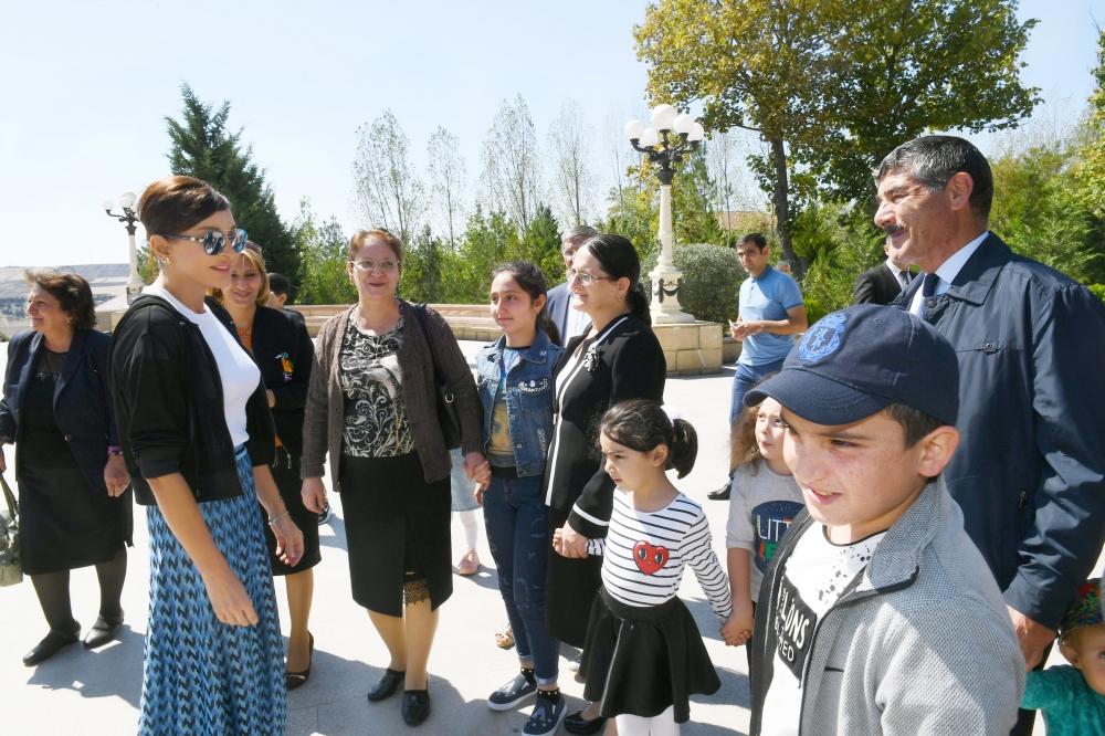 Birinci vitse-prezident Mehriban Əliyeva Şamaxıda ulu öndər Heydər Əliyevin abidəsini ziyarət  edib (FOTO) (YENİLƏNİB)