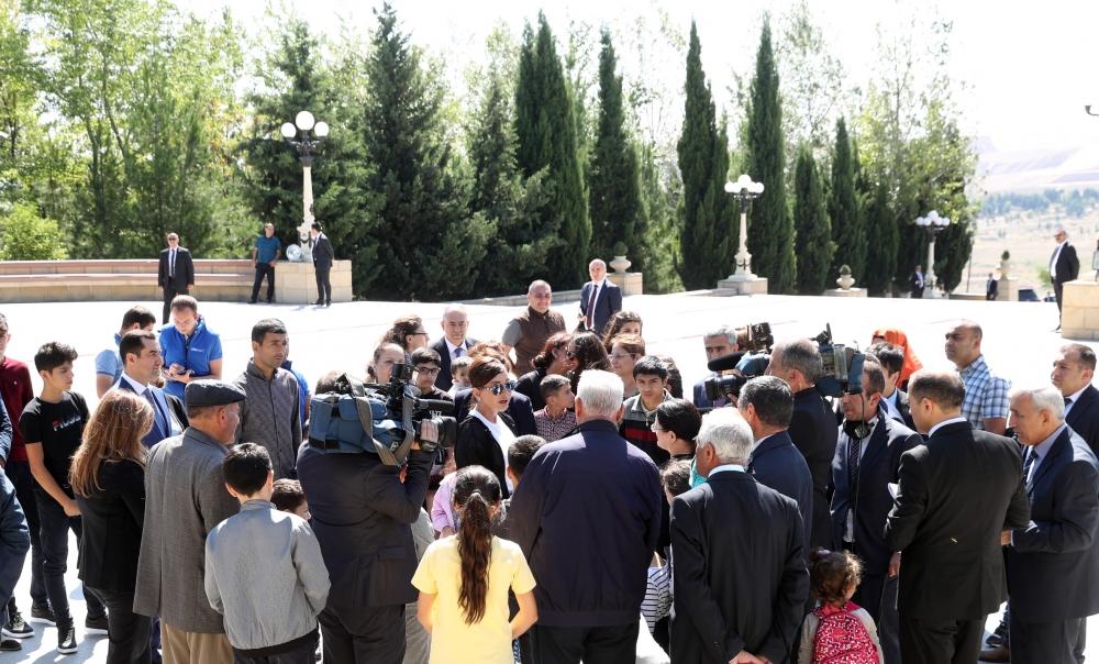 Birinci vitse-prezident Mehriban Əliyeva Şamaxıda ulu öndər Heydər Əliyevin abidəsini ziyarət  edib (FOTO) (YENİLƏNİB)