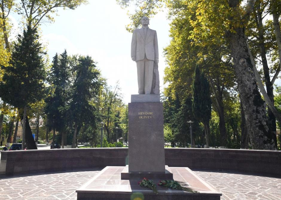 Birinci vitse-prezident Mehriban Əliyeva İsmayıllıda ulu öndər Heydər Əliyevin abidəsini ziyarət edib (FOTO) (YENİLƏNİB)