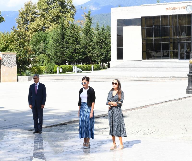 Birinci vitse-prezident Mehriban Əliyeva İsmayıllıda ulu öndər Heydər Əliyevin abidəsini ziyarət edib (FOTO) (YENİLƏNİB)