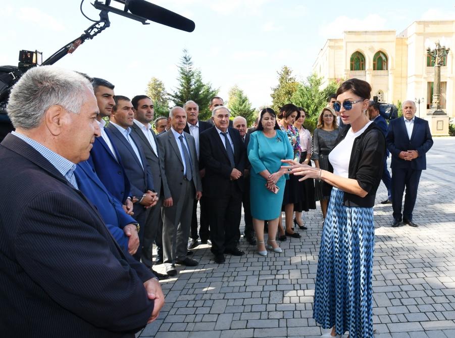 Birinci vitse-prezident Mehriban Əliyeva İsmayıllıda ulu öndər Heydər Əliyevin abidəsini ziyarət edib (FOTO) (YENİLƏNİB)