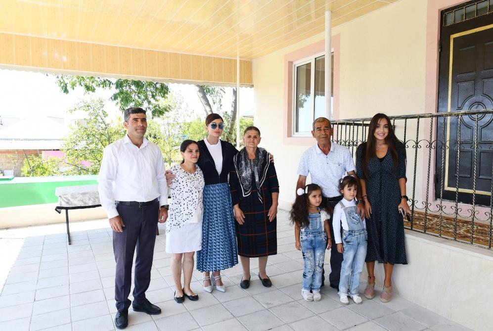 Birinci vitse-prezident Mehriban Əliyeva Şamaxının Muğanlı kəndində zəlzələdən qəzalı vəziyyətə düşmüş evin yerində inşa olunan evə baxıb (FOTO) (YENİLƏNİB)