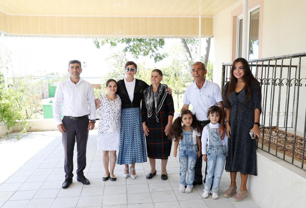 Birinci vitse-prezident Mehriban Əliyeva Şamaxının Muğanlı kəndində zəlzələdən qəzalı vəziyyətə düşmüş evin yerində inşa olunan evə baxıb (FOTO) (YENİLƏNİB)
