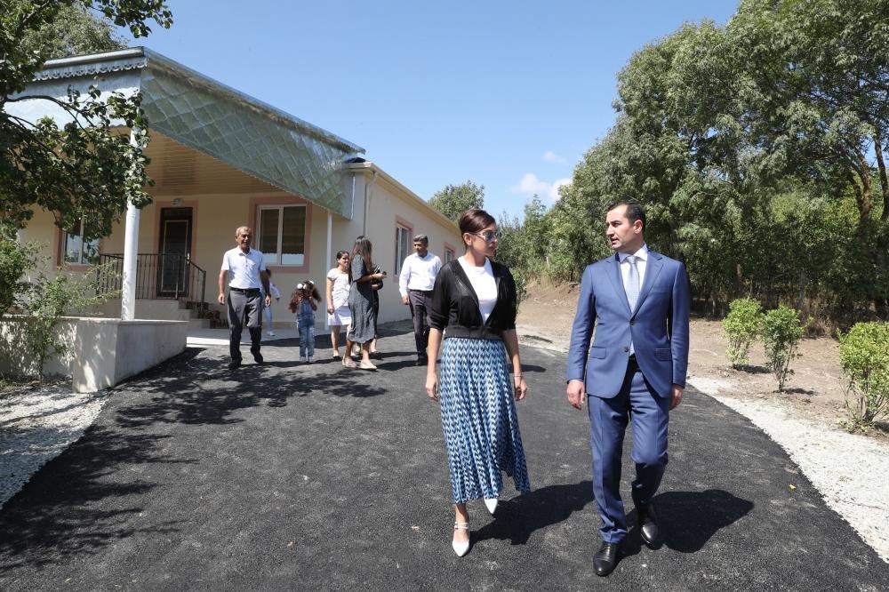 Birinci vitse-prezident Mehriban Əliyeva Şamaxının Muğanlı kəndində zəlzələdən qəzalı vəziyyətə düşmüş evin yerində inşa olunan evə baxıb (FOTO) (YENİLƏNİB)