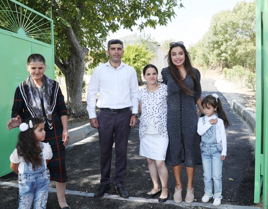 Birinci vitse-prezident Mehriban Əliyeva Şamaxının Muğanlı kəndində zəlzələdən qəzalı vəziyyətə düşmüş evin yerində inşa olunan evə baxıb (FOTO) (YENİLƏNİB)