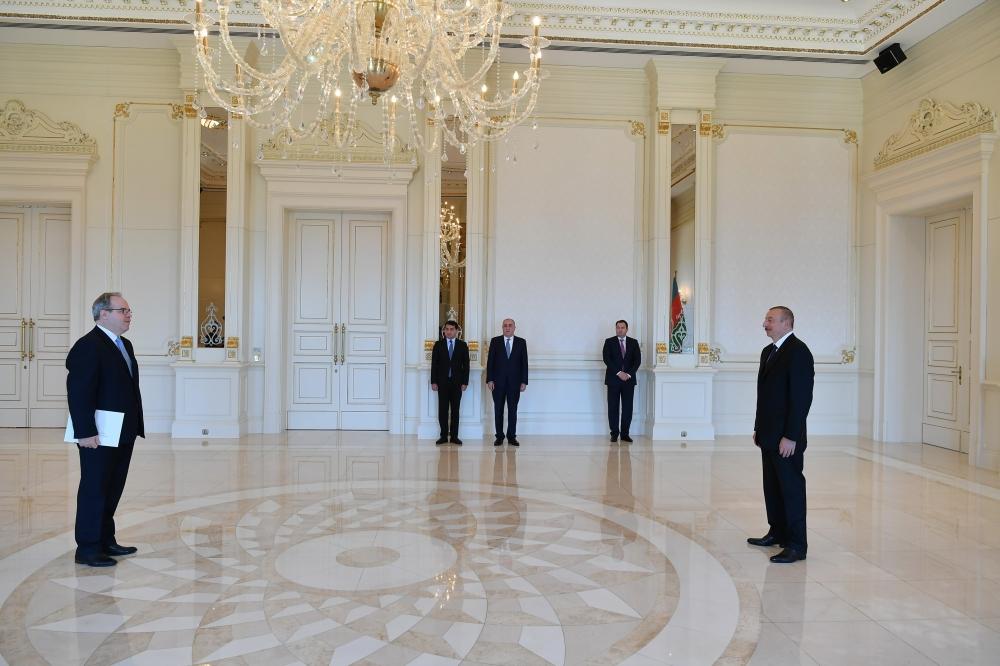 Prezident İlham Əliyev Latviya və Böyük Britaniyanın Azərbaycanda yeni təyin olunmuş səfirlərinin etimadnamələrini qəbul edib (FOTO) (YENİLƏNİB-3)