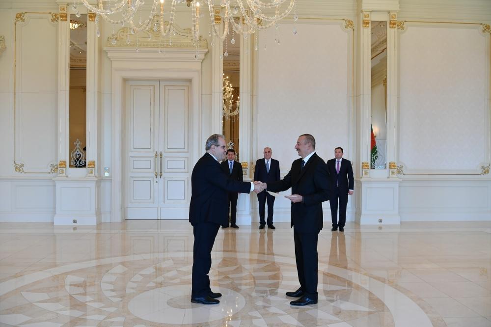 Prezident İlham Əliyev Latviya və Böyük Britaniyanın Azərbaycanda yeni təyin olunmuş səfirlərinin etimadnamələrini qəbul edib (FOTO) (YENİLƏNİB-3)