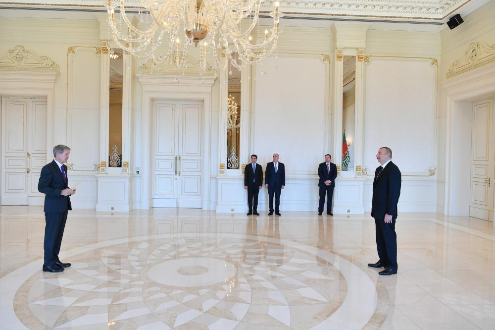 Prezident İlham Əliyev Latviya və Böyük Britaniyanın Azərbaycanda yeni təyin olunmuş səfirlərinin etimadnamələrini qəbul edib (FOTO) (YENİLƏNİB-3)