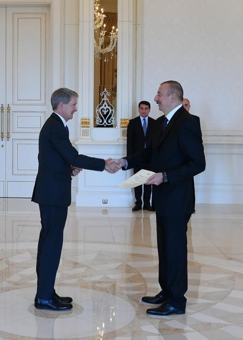 Prezident İlham Əliyev Latviya və Böyük Britaniyanın Azərbaycanda yeni təyin olunmuş səfirlərinin etimadnamələrini qəbul edib (FOTO) (YENİLƏNİB-3)
