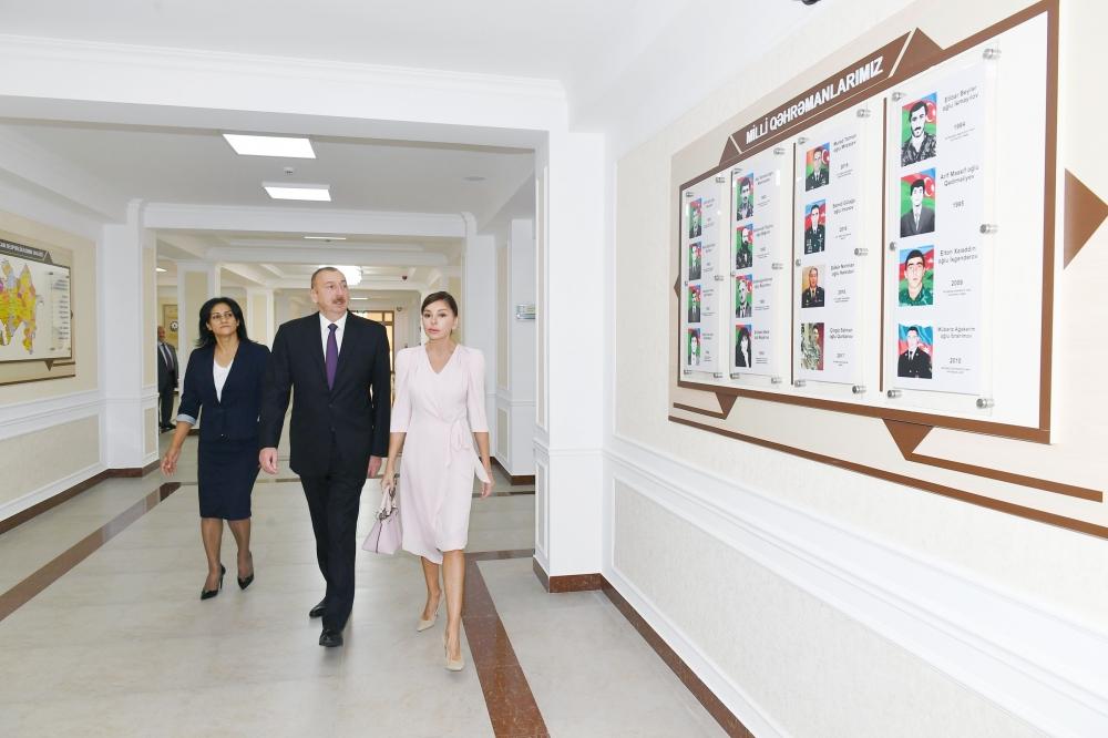 Prezident İlham Əliyev və birinci xanım Mehriban Əliyeva Binəqədi rayonundakı 300 nömrəli məktəbin yeni tədris kompleksinin açılışında iştirak ediblər (YENİLƏNİB)