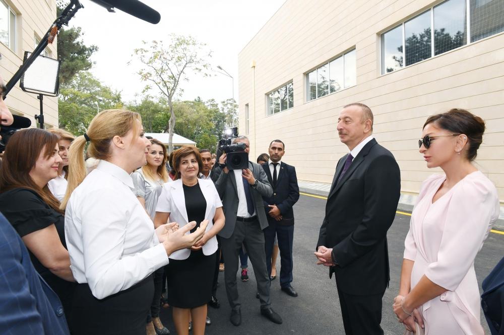 Prezident İlham Əliyev və birinci xanım Mehriban Əliyeva Binəqədi rayonundakı 300 nömrəli məktəbin yeni tədris kompleksinin açılışında iştirak ediblər (YENİLƏNİB)