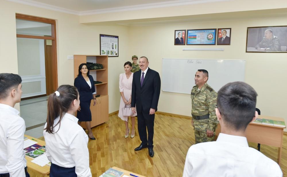 Prezident İlham Əliyev və birinci xanım Mehriban Əliyeva Binəqədi rayonundakı 300 nömrəli məktəbin yeni tədris kompleksinin açılışında iştirak ediblər (YENİLƏNİB)
