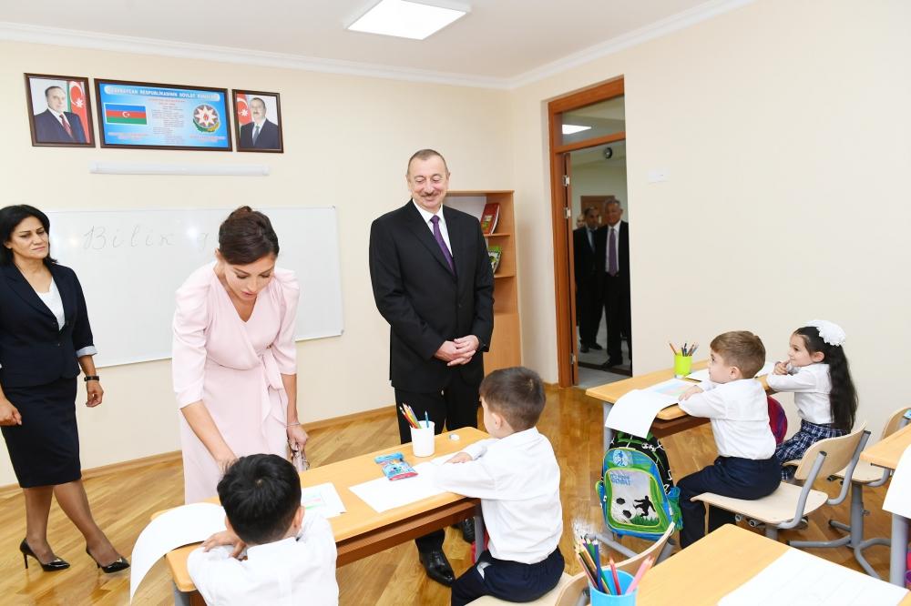 Prezident İlham Əliyev və birinci xanım Mehriban Əliyeva Binəqədi rayonundakı 300 nömrəli məktəbin yeni tədris kompleksinin açılışında iştirak ediblər (YENİLƏNİB)
